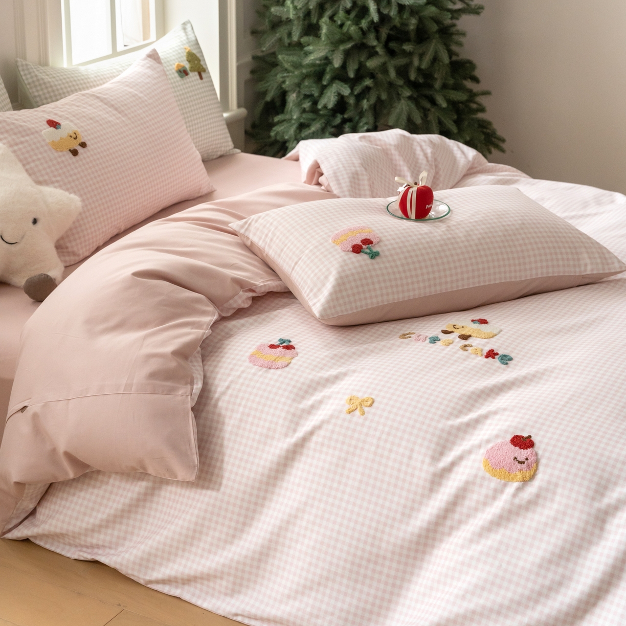 91家纺网 家纺一手货源 找家纺 （总）FORTWO家纺原创设计（FOR TWO家纺） 2025新款50磨毛格子可爱卡通毛巾绣四件套