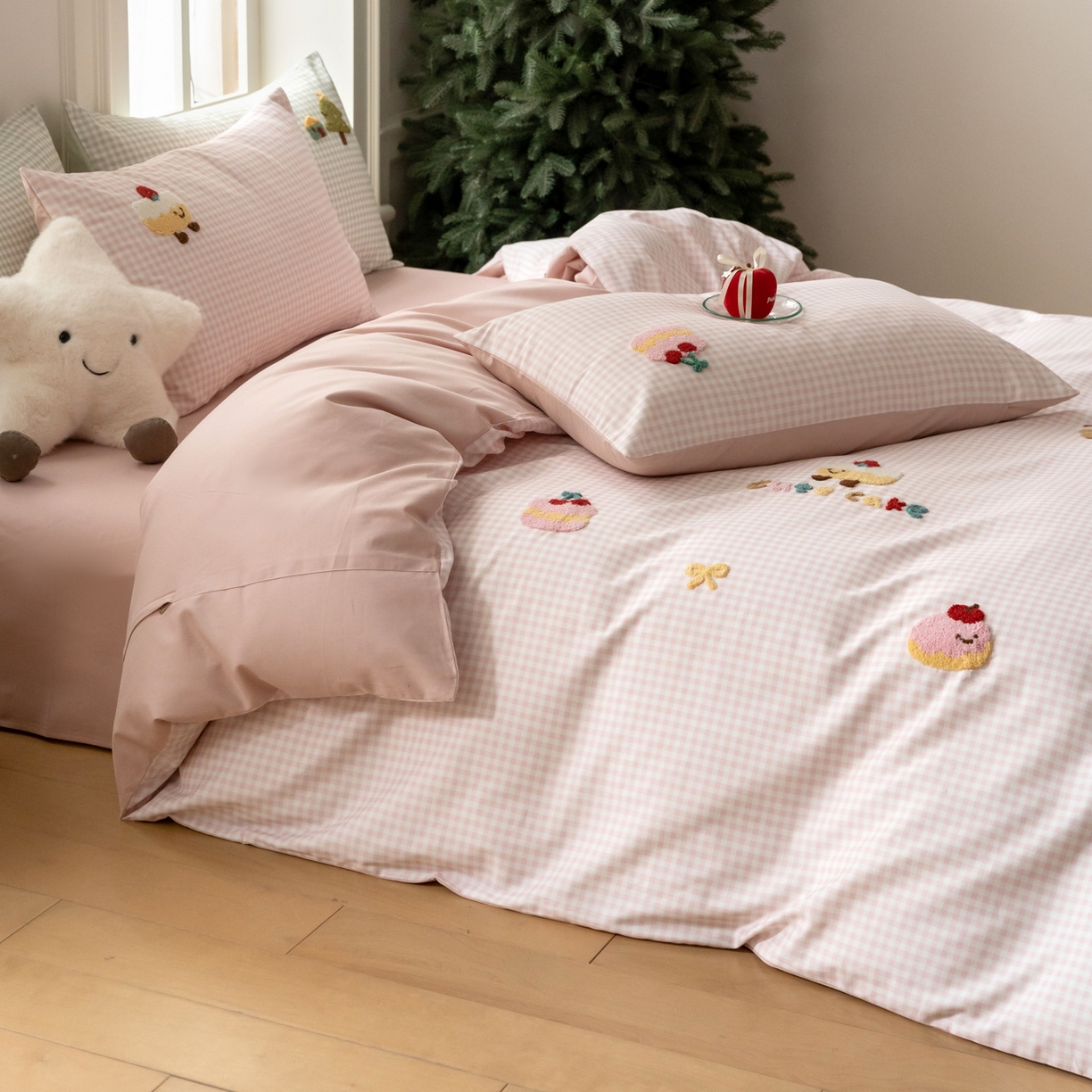 91家纺网 家纺一手货源 找家纺 （总）FORTWO家纺原创设计（FOR TWO家纺） 2025新款50磨毛格子可爱卡通毛巾绣四件套