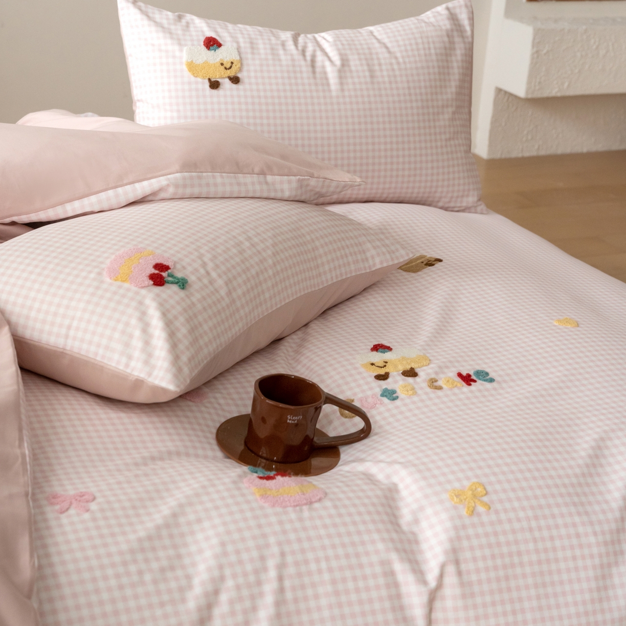 91家纺网 家纺一手货源 找家纺 （总）FORTWO家纺原创设计（FOR TWO家纺） 2025新款50磨毛格子可爱卡通毛巾绣四件套