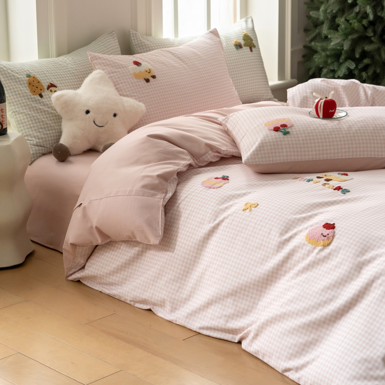 91家纺网 家纺一手货源 找家纺 FORTWO家纺原创设计（FOR TWO家纺） 2025新款50磨毛格子可爱卡通毛巾绣四件套 舒芙蕾