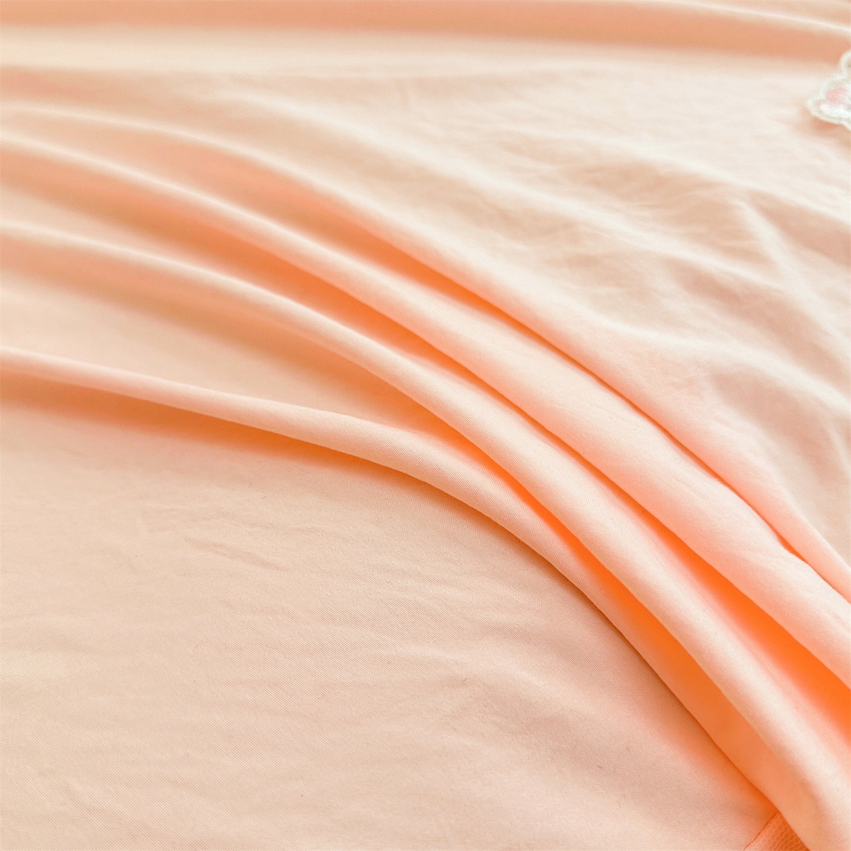 91家纺网 家纺一手货源 找家纺 好儿喜家纺 2025新款A类水洗棉花边床裙蕾丝床罩三件套-如漫 如漫-浅粉