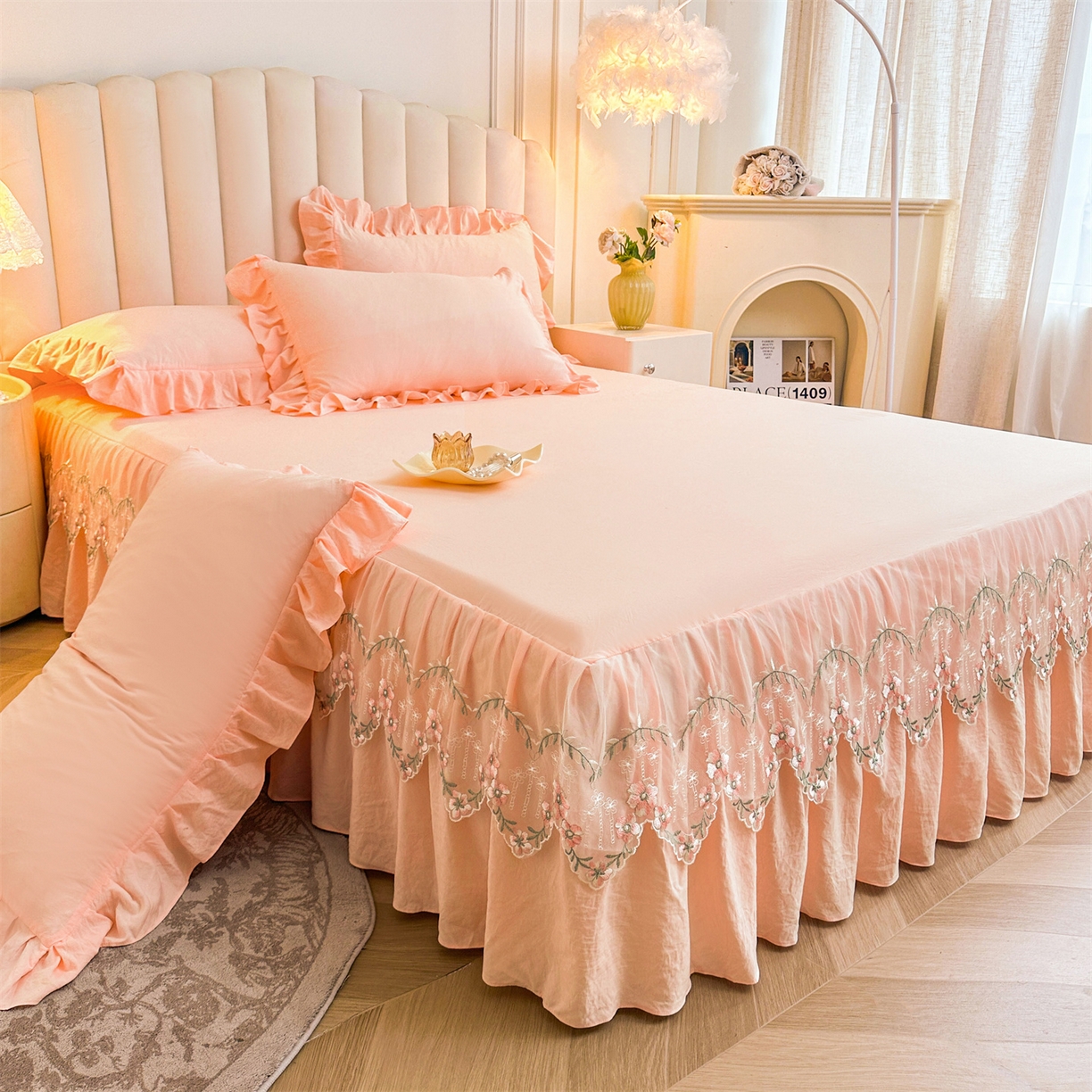 91家纺网 家纺一手货源 找家纺 好儿喜家纺 2025新款A类水洗棉花边床裙蕾丝床罩三件套-如漫 如漫-浅粉