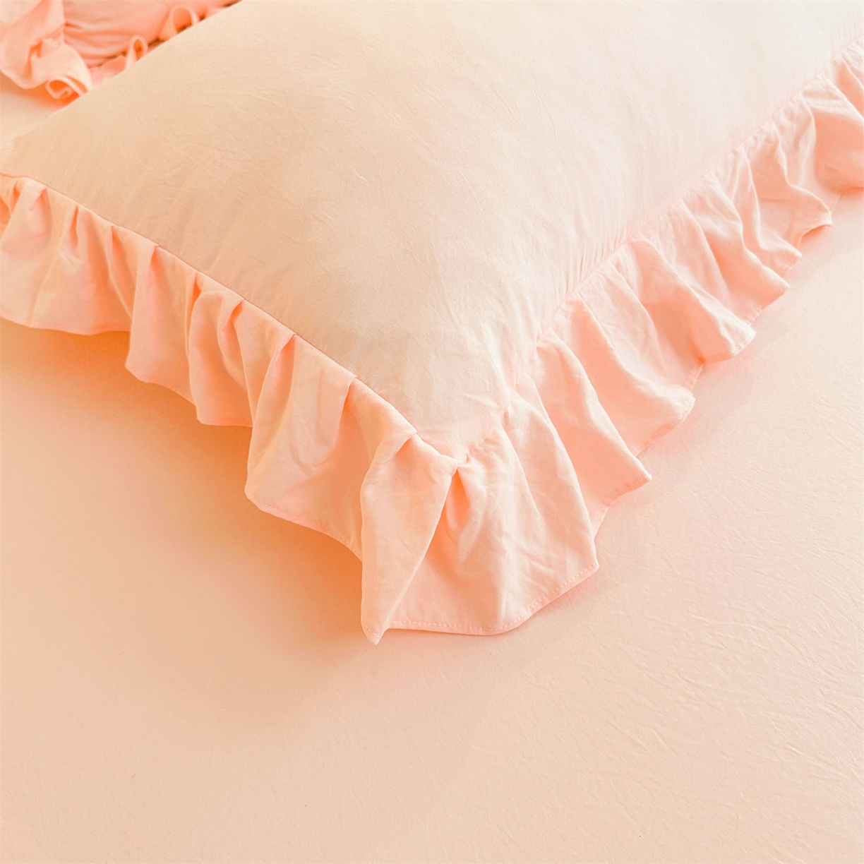 91家纺网 家纺一手货源 找家纺 好儿喜家纺 2025新款A类水洗棉花边床裙蕾丝床罩三件套-如漫 如漫-浅粉