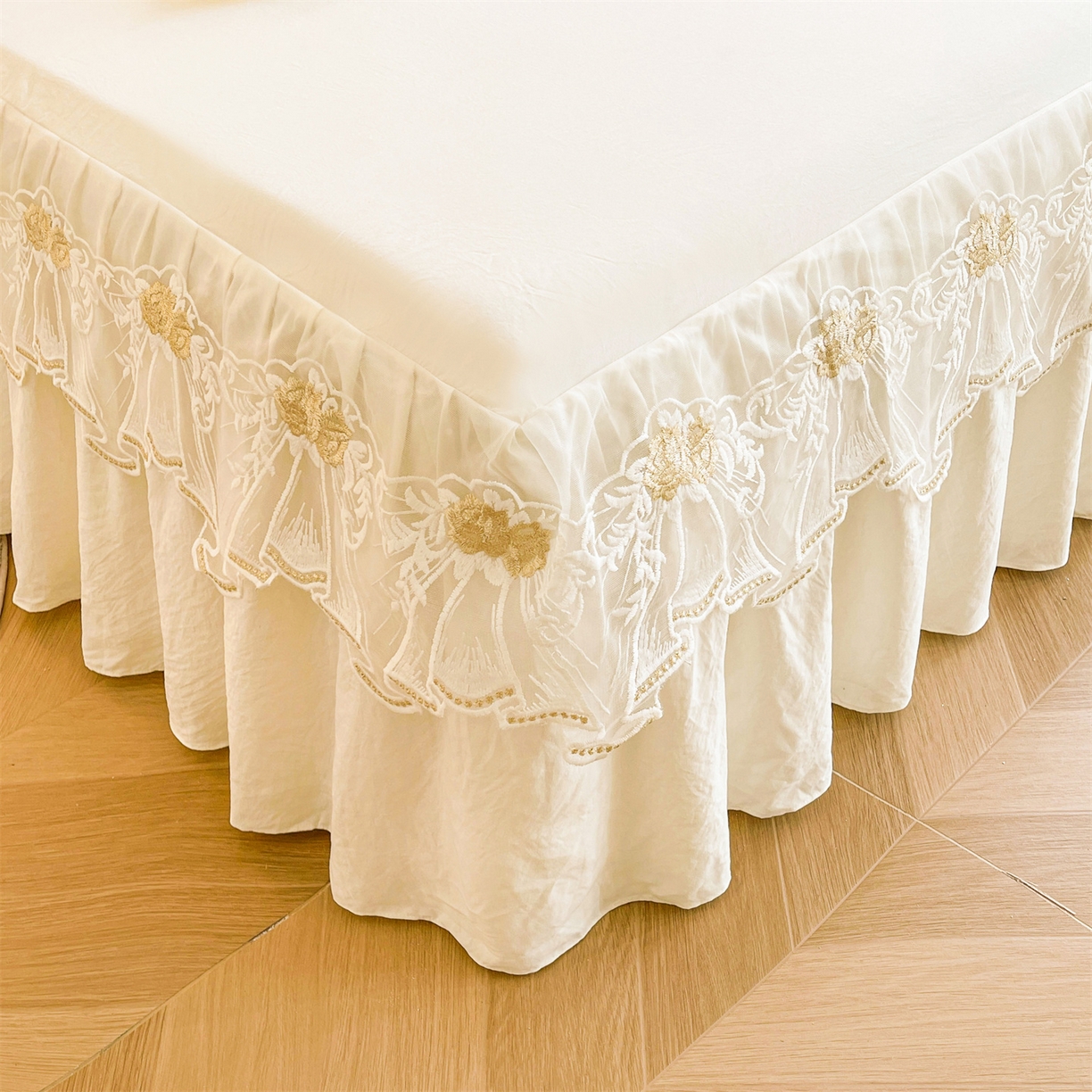 91家纺网 家纺一手货源 找家纺 （总）好儿喜家纺 2025新款A类水洗棉花边床裙蕾丝床罩三件套-如漫