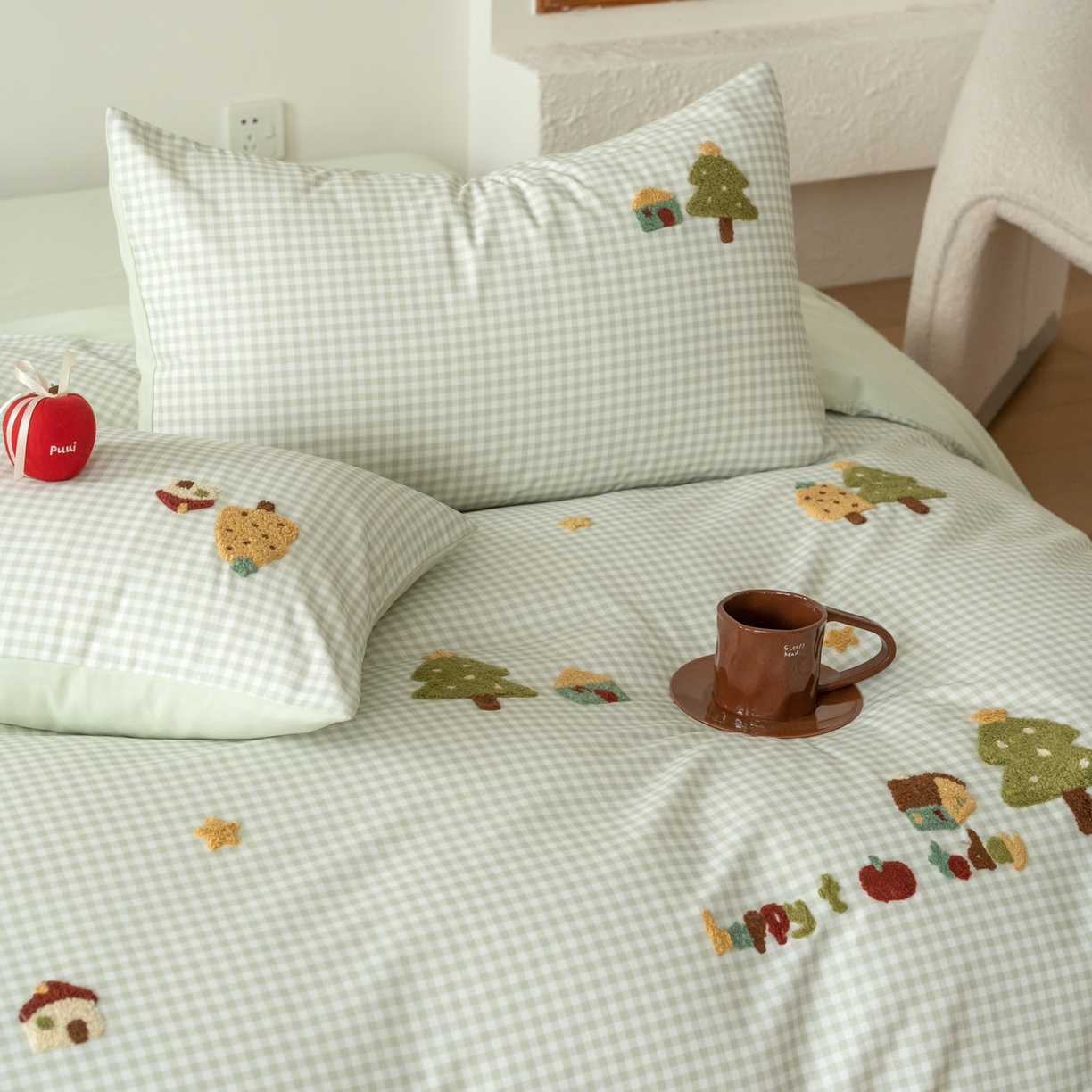 91家纺网 家纺一手货源 找家纺 FORTWO家纺原创设计（FOR TWO家纺） 2025新款50磨毛格子可爱卡通毛巾绣四件套 小树屋