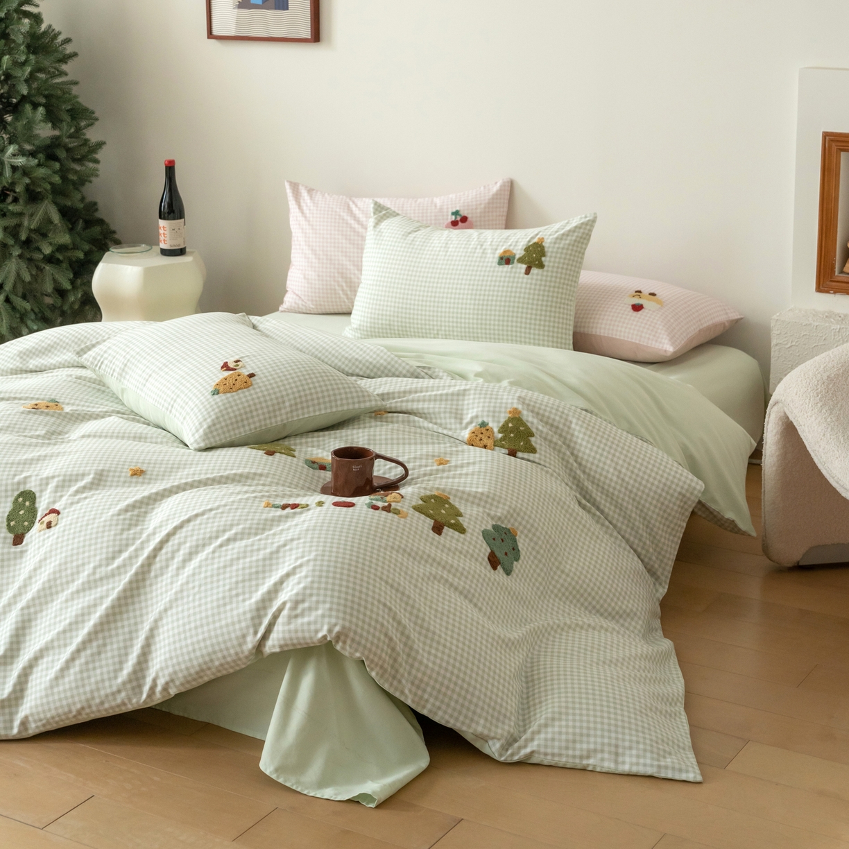 91家纺网 家纺一手货源 找家纺 FORTWO家纺原创设计（FOR TWO家纺） 2025新款50磨毛格子可爱卡通毛巾绣四件套 小树屋