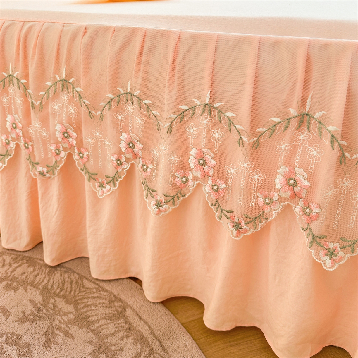 91家纺网 家纺一手货源 找家纺 好儿喜家纺 2025新款A类水洗棉花边床裙蕾丝床罩三件套-如漫 如漫-浅粉