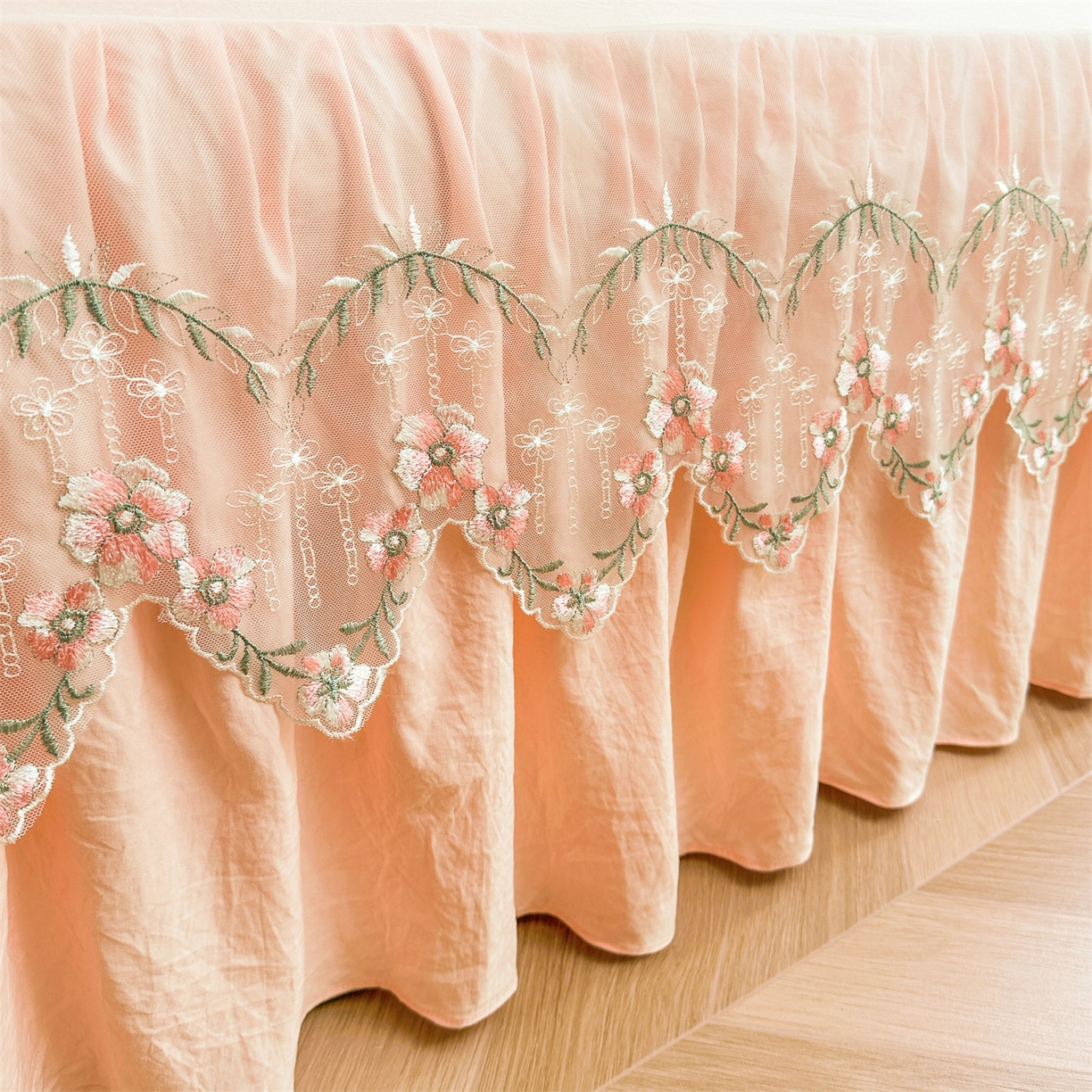 91家纺网 家纺一手货源 找家纺 好儿喜家纺 2025新款A类水洗棉花边床裙蕾丝床罩三件套-如漫 如漫-浅粉