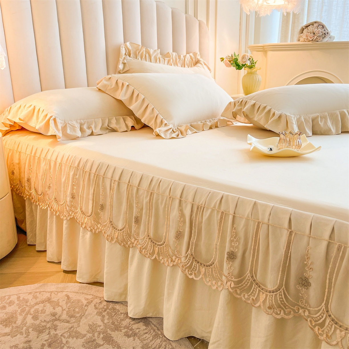 91家纺网 家纺一手货源 找家纺 好儿喜家纺 2025新款A类水洗棉花边床裙蕾丝床罩三件套-如漫 如漫-香槟