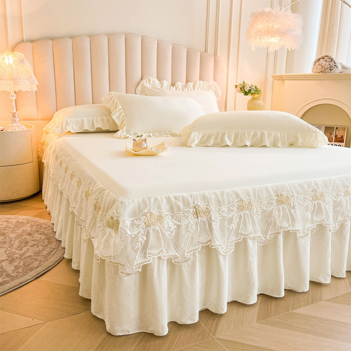 91家纺网 家纺一手货源 找家纺 （总）好儿喜家纺 2025新款A类水洗棉花边床裙蕾丝床罩三件套-如漫