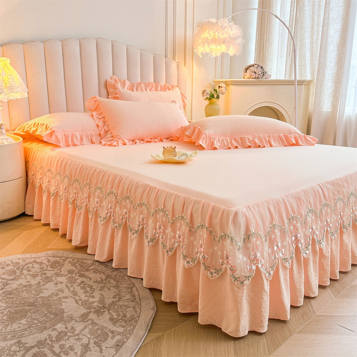 91家纺网 家纺一手货源 找家纺 好儿喜家纺 2025新款A类水洗棉花边床裙蕾丝床罩三件套-如漫 如漫-浅粉