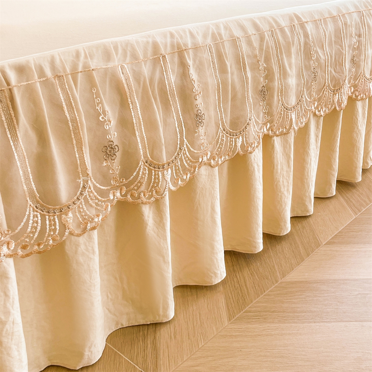 91家纺网 家纺一手货源 找家纺 好儿喜家纺 2025新款A类水洗棉花边床裙蕾丝床罩三件套-如漫 如漫-香槟