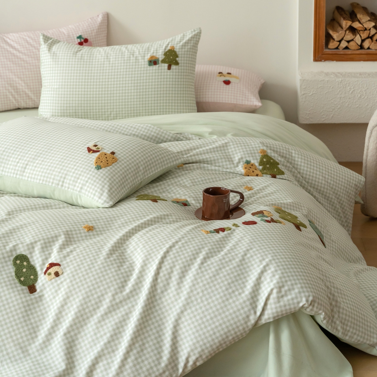 91家纺网 家纺一手货源 找家纺 FORTWO家纺原创设计（FOR TWO家纺） 2025新款50磨毛格子可爱卡通毛巾绣四件套 小树屋