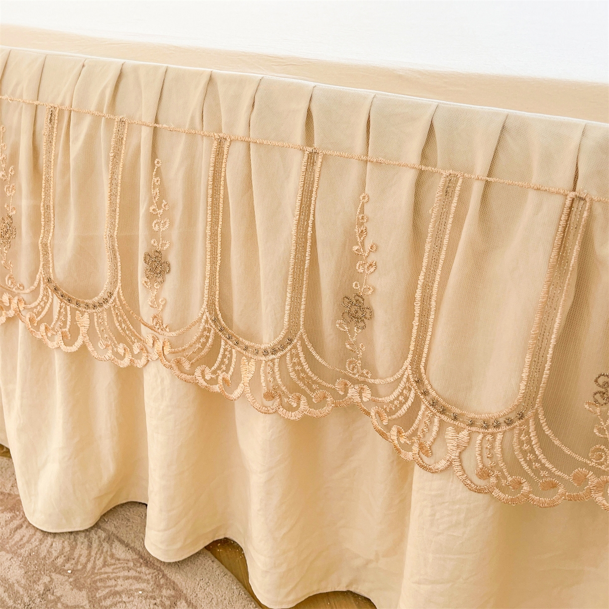 91家纺网 家纺一手货源 找家纺 好儿喜家纺 2025新款A类水洗棉花边床裙蕾丝床罩三件套-如漫 如漫-香槟