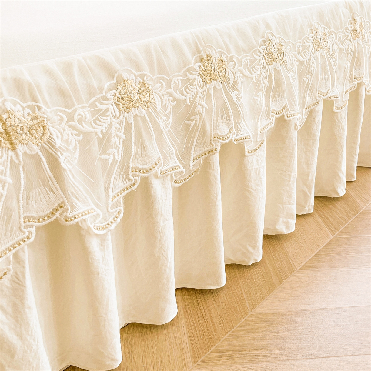 91家纺网 家纺一手货源 找家纺 好儿喜家纺 2025新款A类水洗棉花边床裙蕾丝床罩三件套-如漫 如漫-奶白