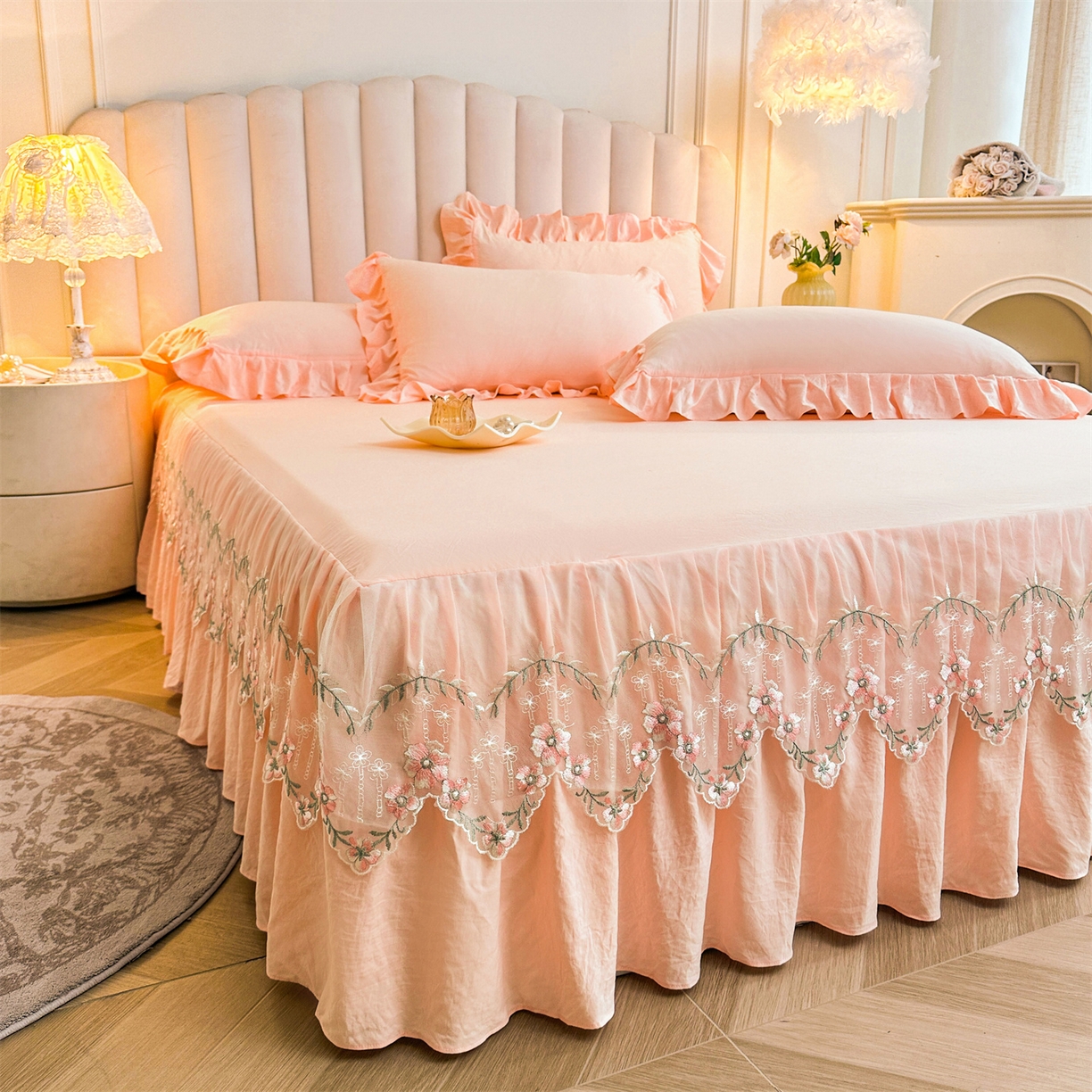 91家纺网 家纺一手货源 找家纺 好儿喜家纺 2025新款A类水洗棉花边床裙蕾丝床罩三件套-如漫 如漫-浅粉