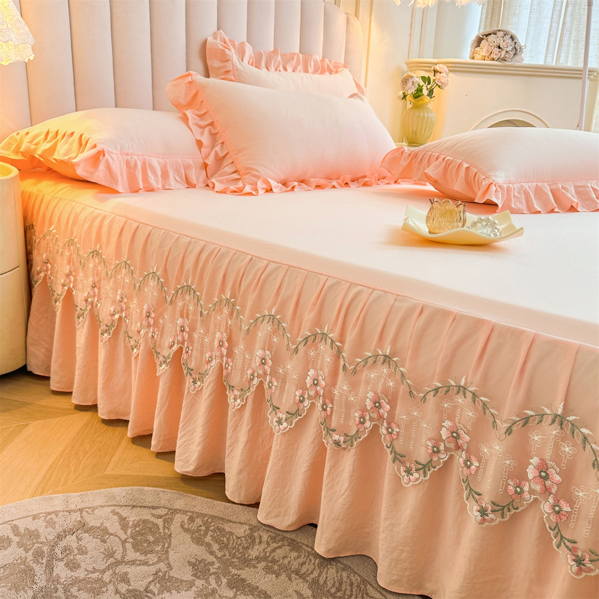 91家纺网 家纺一手货源 找家纺 好儿喜家纺 2025新款A类水洗棉花边床裙蕾丝床罩三件套-如漫 如漫-浅粉