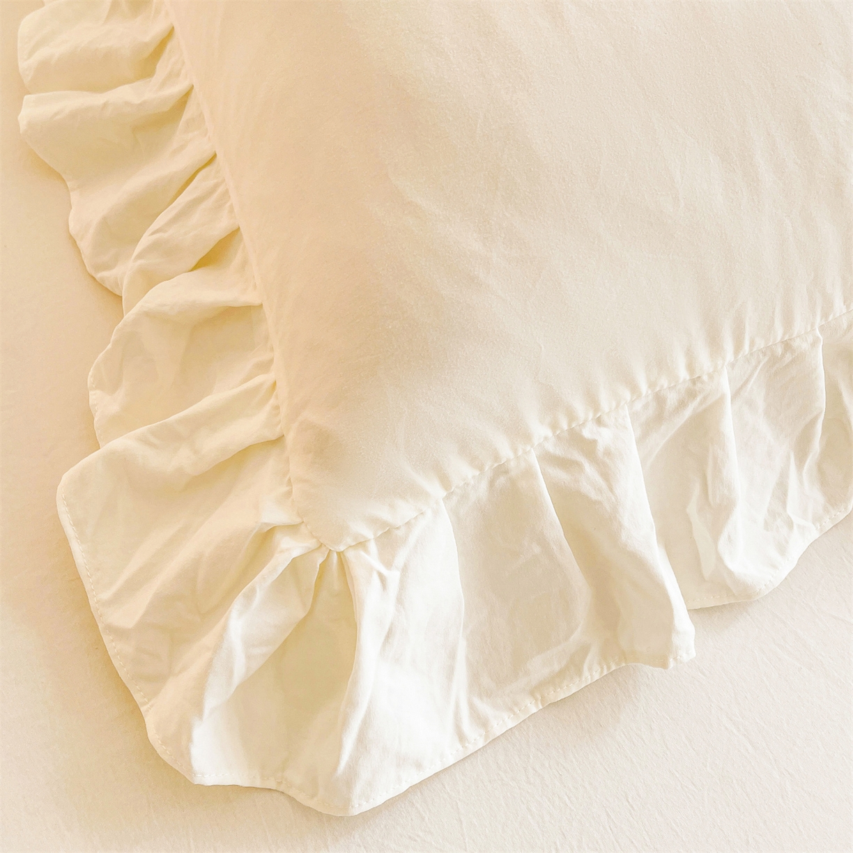 91家纺网 家纺一手货源 找家纺 好儿喜家纺 2025新款A类水洗棉花边床裙蕾丝床罩三件套-如漫 如漫-奶白