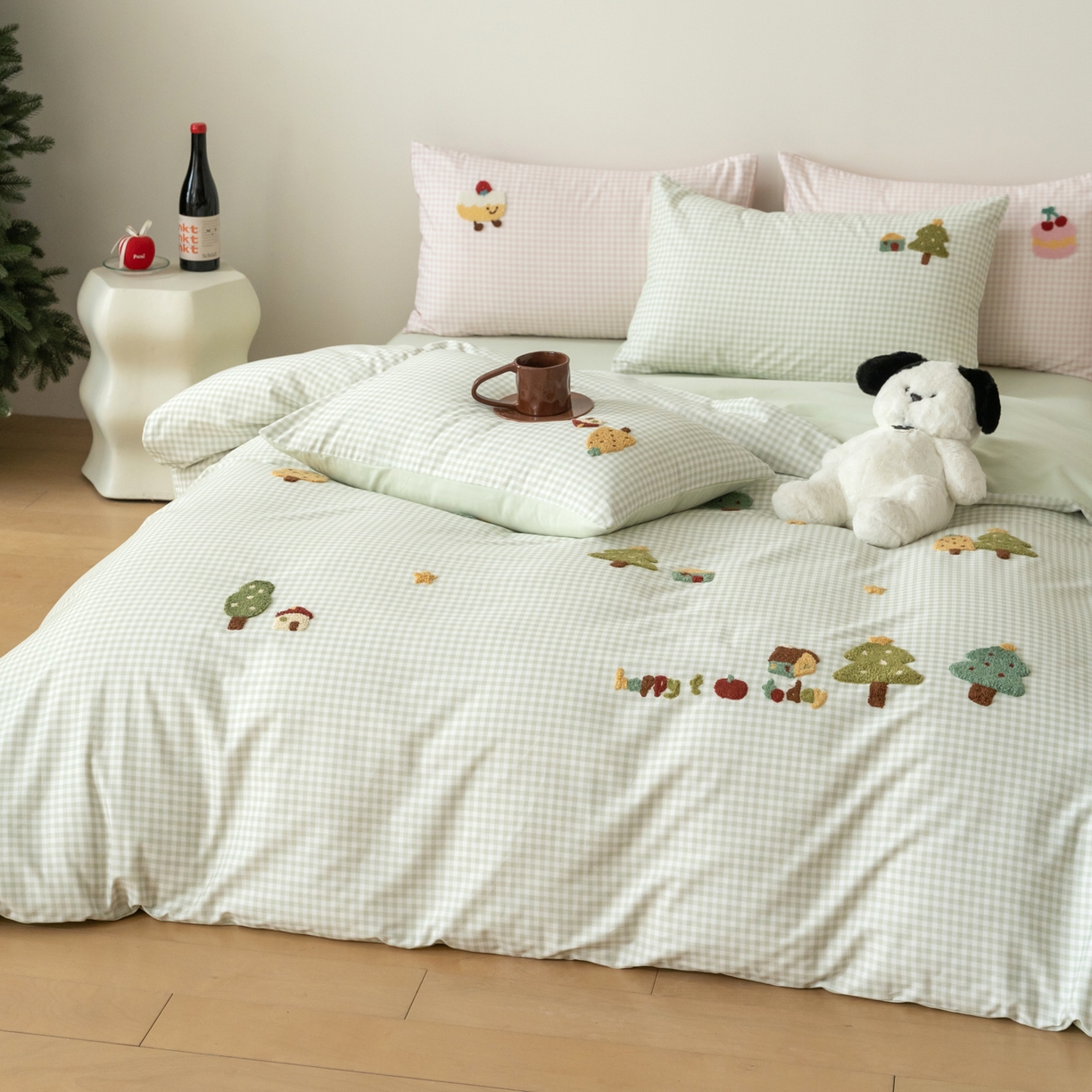 91家纺网 家纺一手货源 找家纺 FORTWO家纺原创设计（FOR TWO家纺） 2025新款50磨毛格子可爱卡通毛巾绣四件套 小树屋