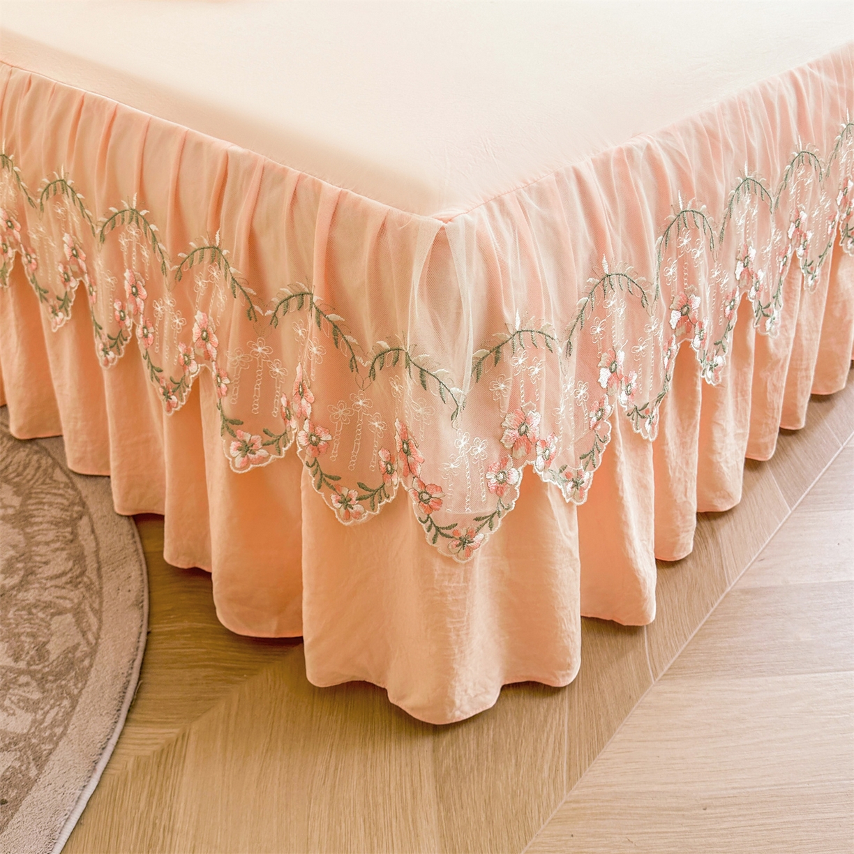 91家纺网 家纺一手货源 找家纺 好儿喜家纺 2025新款A类水洗棉花边床裙蕾丝床罩三件套-如漫 如漫-浅粉