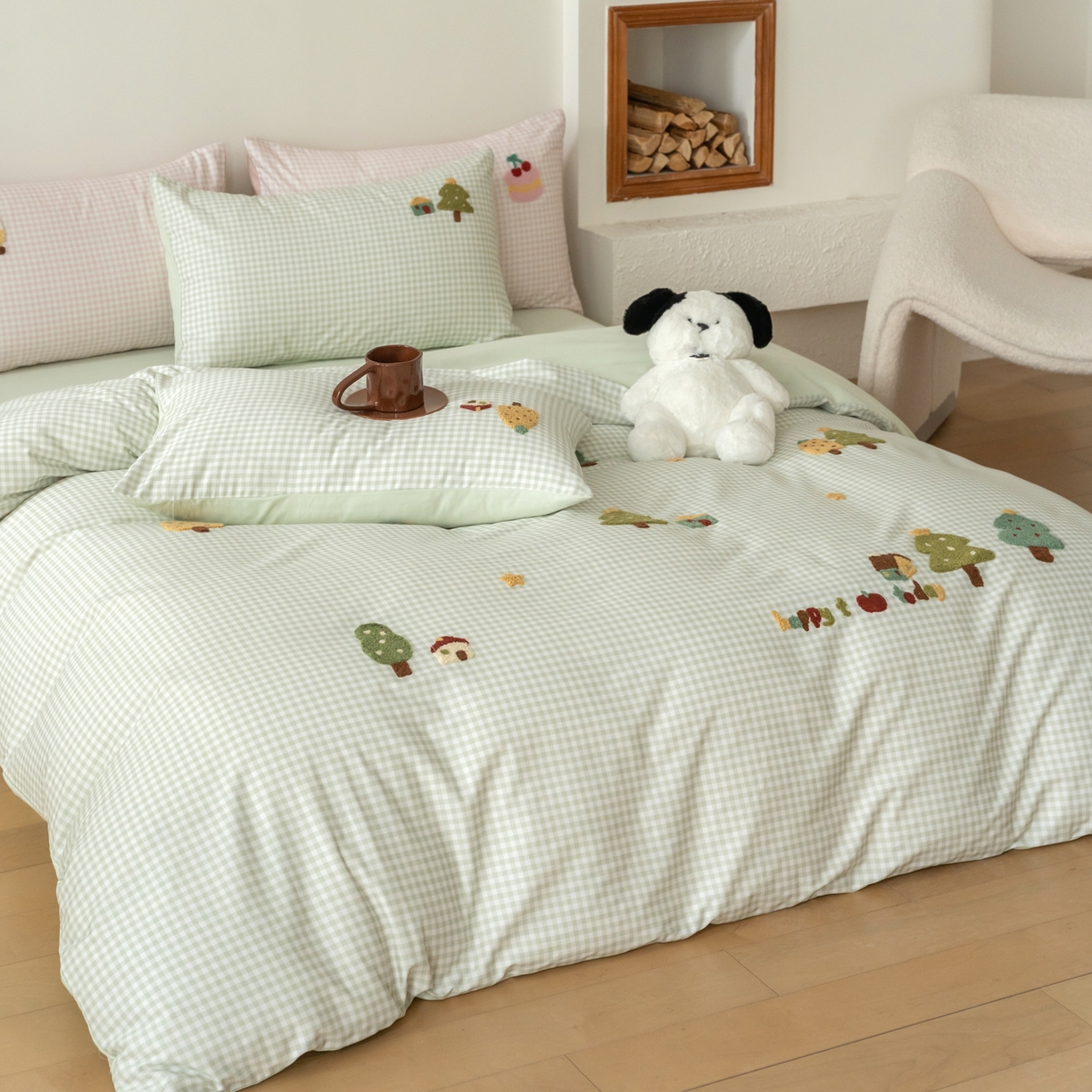 91家纺网 家纺一手货源 找家纺 FORTWO家纺原创设计（FOR TWO家纺） 2025新款50磨毛格子可爱卡通毛巾绣四件套 小树屋