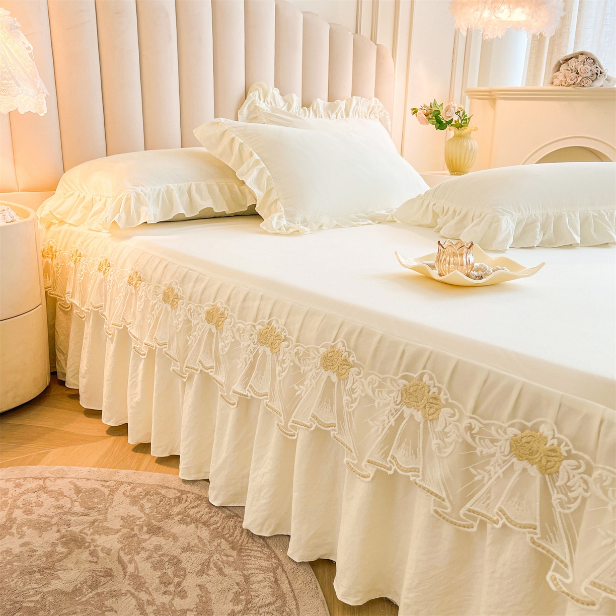 91家纺网 家纺一手货源 找家纺 （总）好儿喜家纺 2025新款A类水洗棉花边床裙蕾丝床罩三件套-如漫