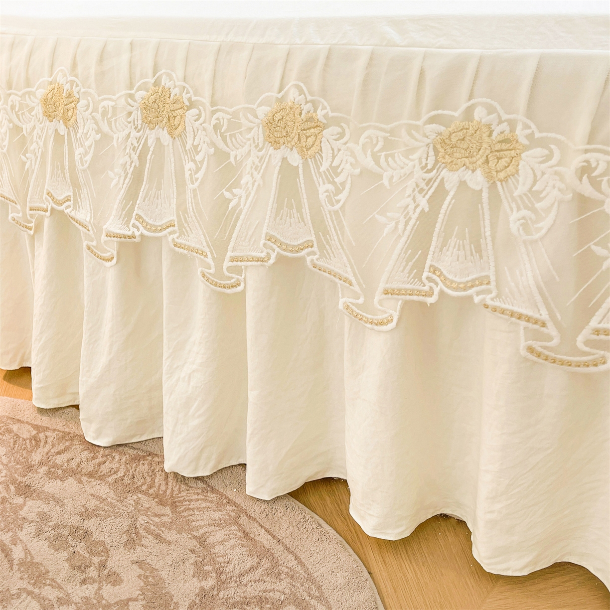 91家纺网 家纺一手货源 找家纺 （总）好儿喜家纺 2025新款A类水洗棉花边床裙蕾丝床罩三件套-如漫