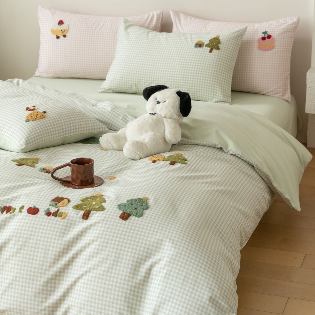 91家纺网 家纺一手货源 找家纺 FORTWO家纺原创设计（FOR TWO家纺） 2025新款50磨毛格子可爱卡通毛巾绣四件套 小树屋