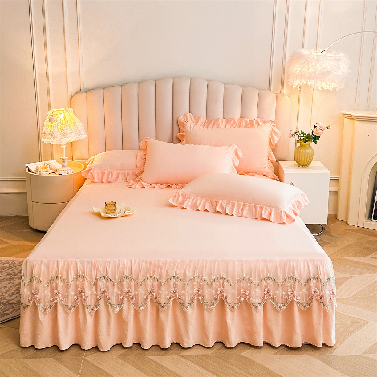 91家纺网 家纺一手货源 找家纺 好儿喜家纺 2025新款A类水洗棉花边床裙蕾丝床罩三件套-如漫 如漫-浅粉