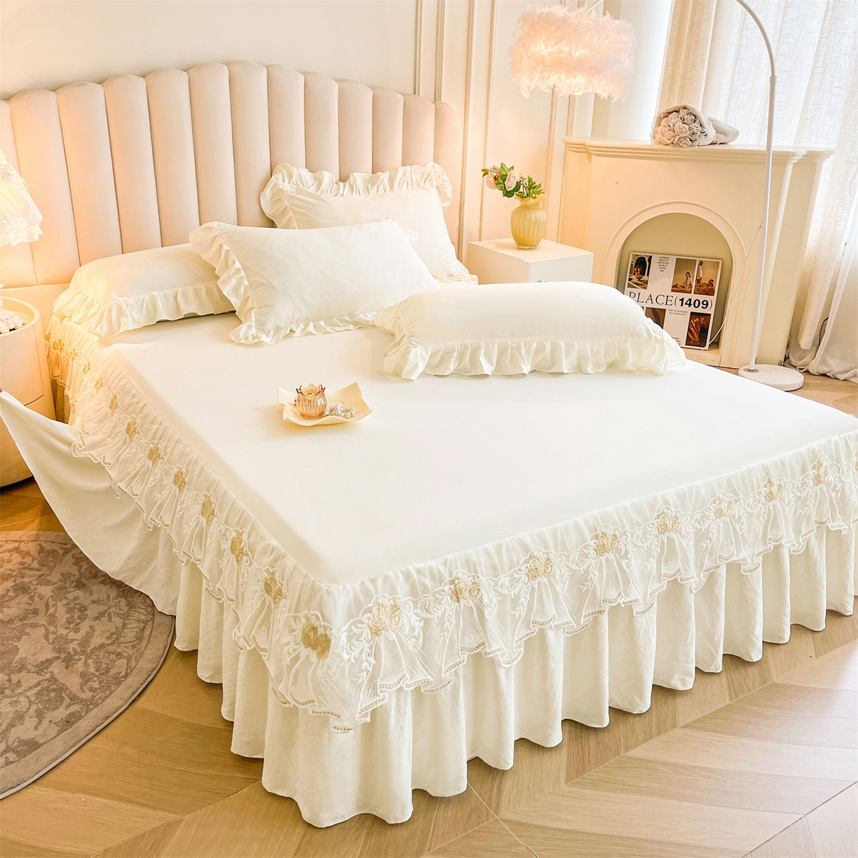 91家纺网 家纺一手货源 找家纺 好儿喜家纺 2025新款A类水洗棉花边床裙蕾丝床罩三件套-如漫 如漫-奶白