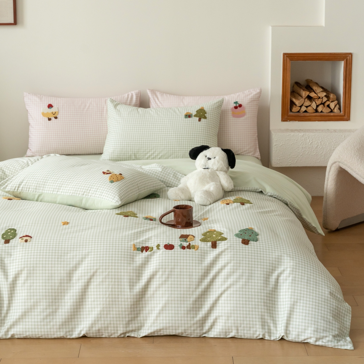 91家纺网 家纺一手货源 找家纺 FORTWO家纺原创设计（FOR TWO家纺） 2025新款50磨毛格子可爱卡通毛巾绣四件套 小树屋