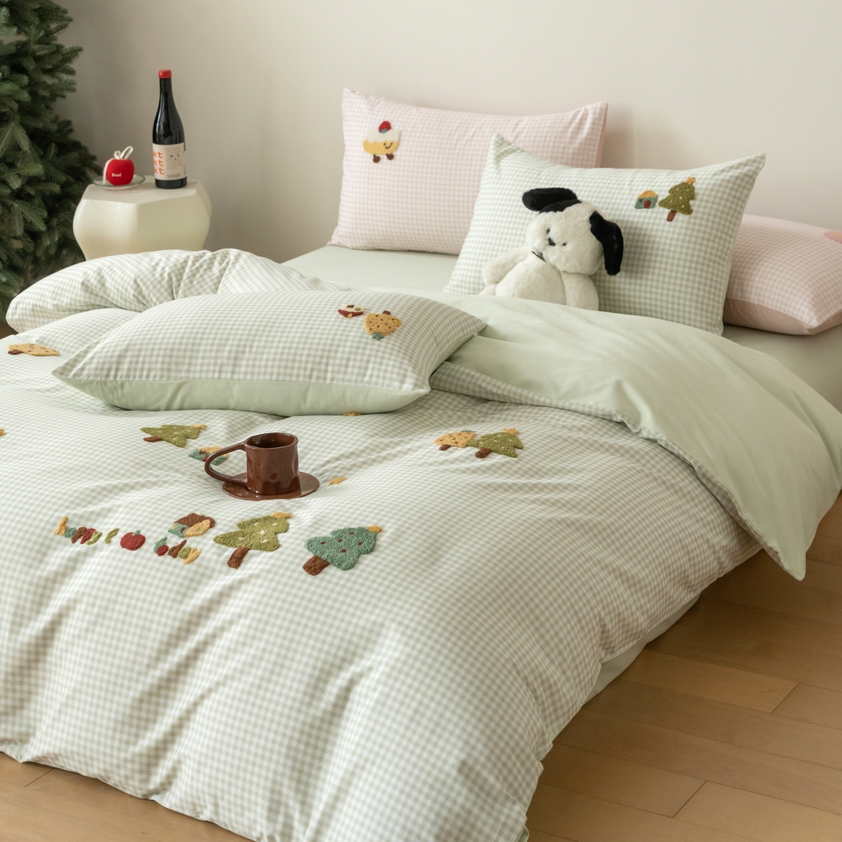 91家纺网 家纺一手货源 找家纺 FORTWO家纺原创设计（FOR TWO家纺） 2025新款50磨毛格子可爱卡通毛巾绣四件套 小树屋