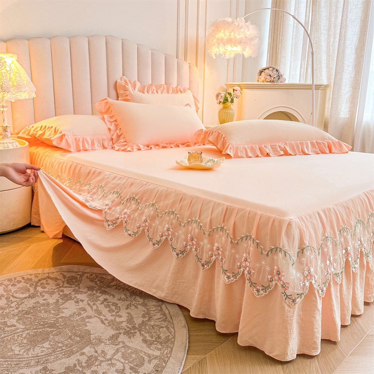 91家纺网 家纺一手货源 找家纺 好儿喜家纺 2025新款A类水洗棉花边床裙蕾丝床罩三件套-如漫 如漫-浅粉