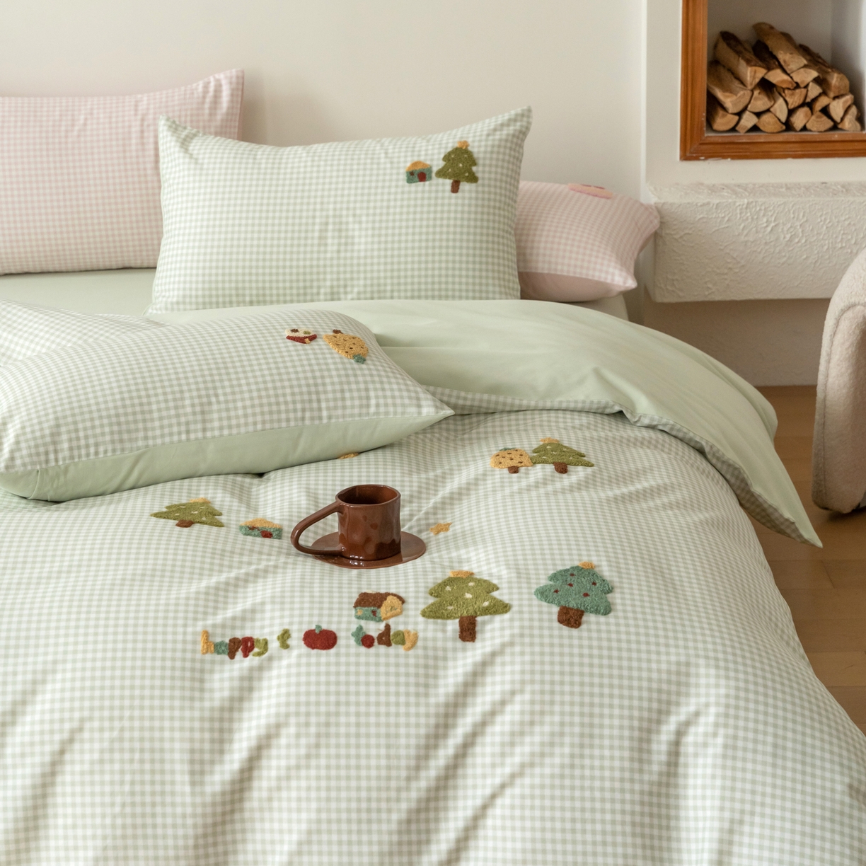 91家纺网 家纺一手货源 找家纺 FORTWO家纺原创设计（FOR TWO家纺） 2025新款50磨毛格子可爱卡通毛巾绣四件套 小树屋