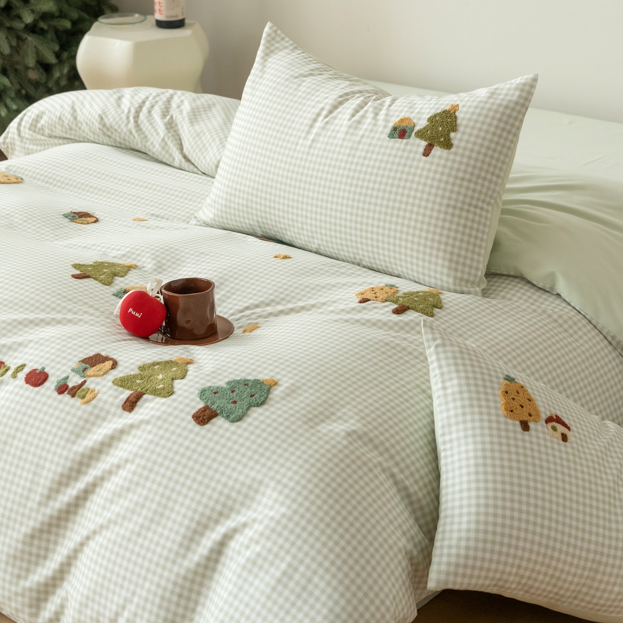 91家纺网 家纺一手货源 找家纺 FORTWO家纺原创设计（FOR TWO家纺） 2025新款50磨毛格子可爱卡通毛巾绣四件套 小树屋