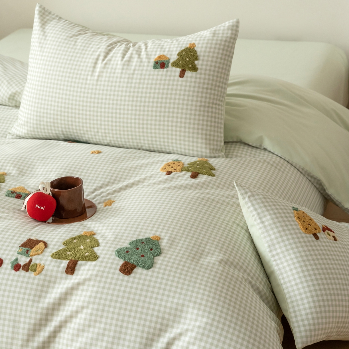 91家纺网 家纺一手货源 找家纺 FORTWO家纺原创设计（FOR TWO家纺） 2025新款50磨毛格子可爱卡通毛巾绣四件套 小树屋