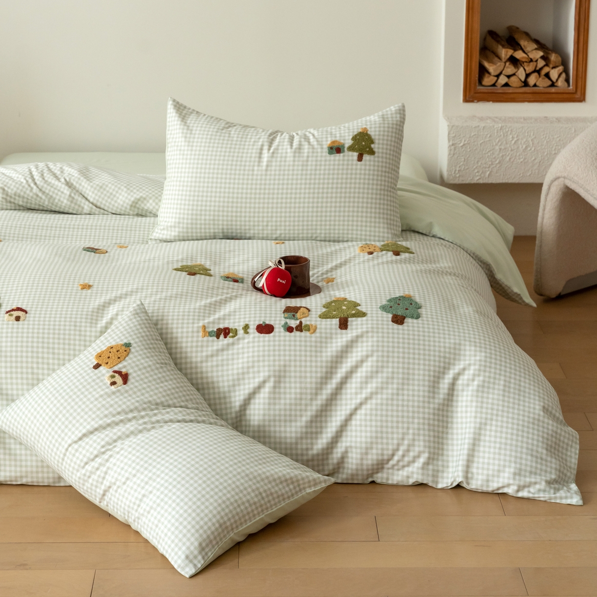 91家纺网 家纺一手货源 找家纺 FORTWO家纺原创设计（FOR TWO家纺） 2025新款50磨毛格子可爱卡通毛巾绣四件套 小树屋