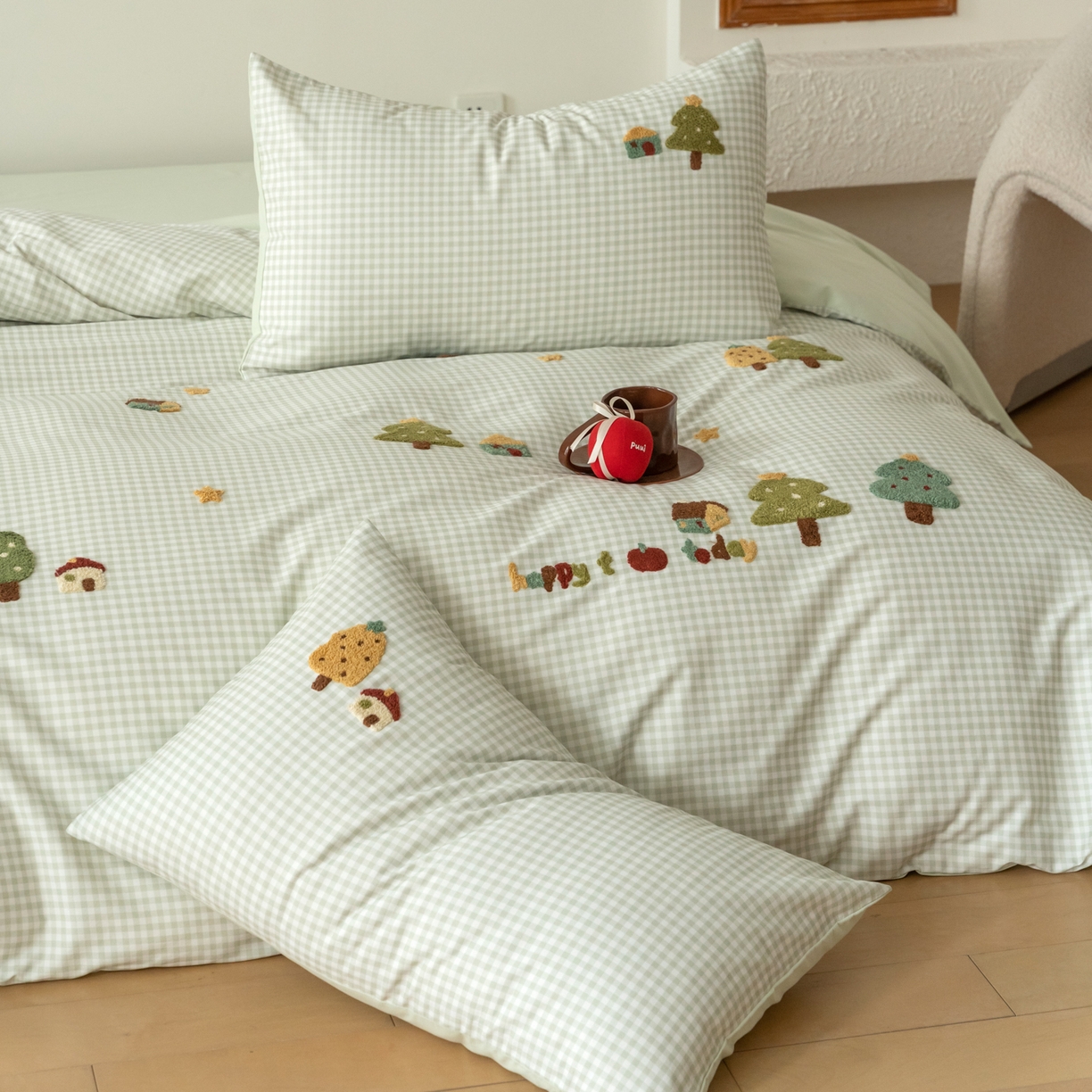 91家纺网 家纺一手货源 找家纺 FORTWO家纺原创设计（FOR TWO家纺） 2025新款50磨毛格子可爱卡通毛巾绣四件套 小树屋