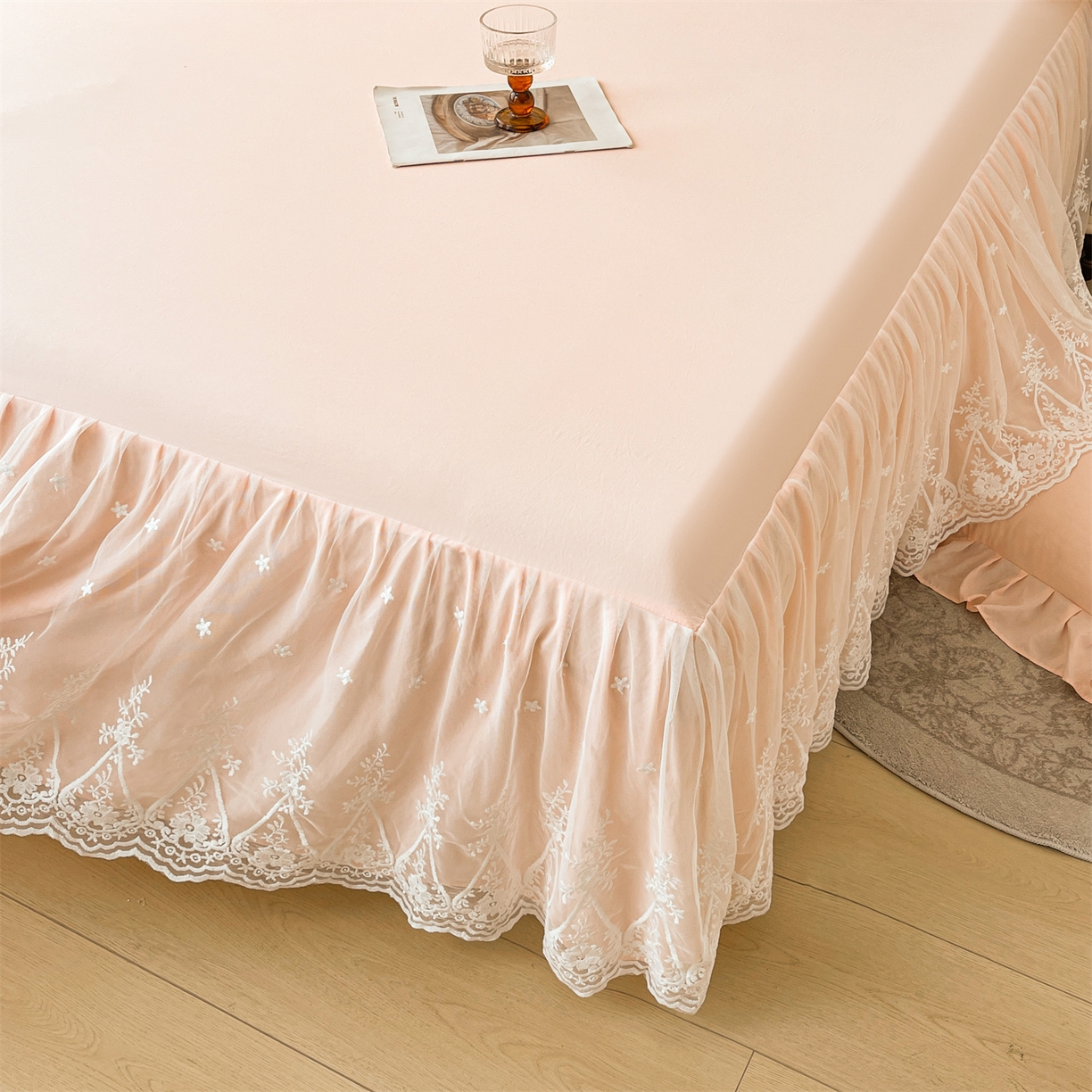 91家纺网 家纺一手货源 找家纺 好儿喜家纺 2025新款A类水洗棉花边床裙蕾丝床罩三件套-梦之香 梦之香-浅粉