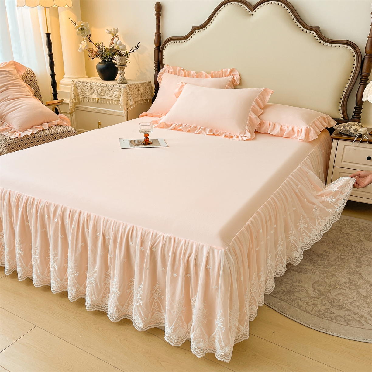 91家纺网 家纺一手货源 找家纺 好儿喜家纺 2025新款A类水洗棉花边床裙蕾丝床罩三件套-梦之香 梦之香-浅粉