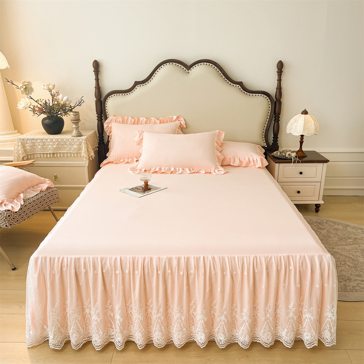 91家纺网 家纺一手货源 找家纺 好儿喜家纺 2025新款A类水洗棉花边床裙蕾丝床罩三件套-梦之香 梦之香-浅粉