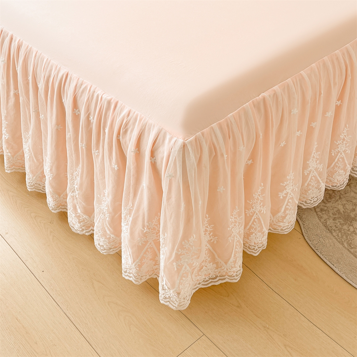 91家纺网 家纺一手货源 找家纺 好儿喜家纺 2025新款A类水洗棉花边床裙蕾丝床罩三件套-梦之香 梦之香-浅粉