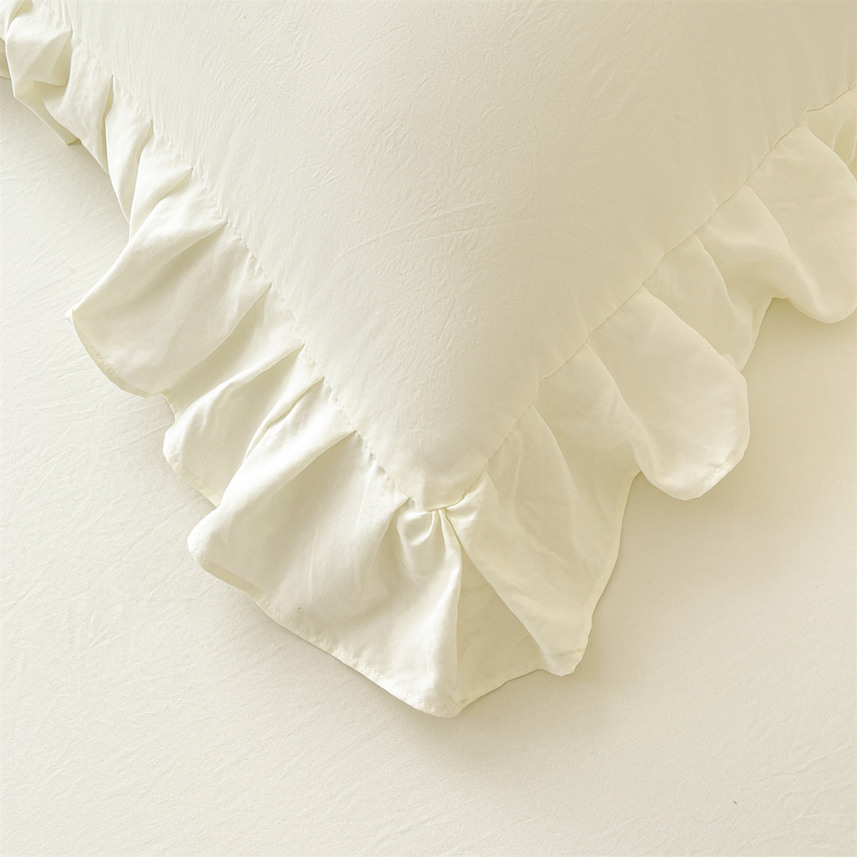 91家纺网 家纺一手货源 找家纺 好儿喜家纺 2025新款A类水洗棉花边床裙蕾丝床罩三件套-梦之香 梦之香-奶白