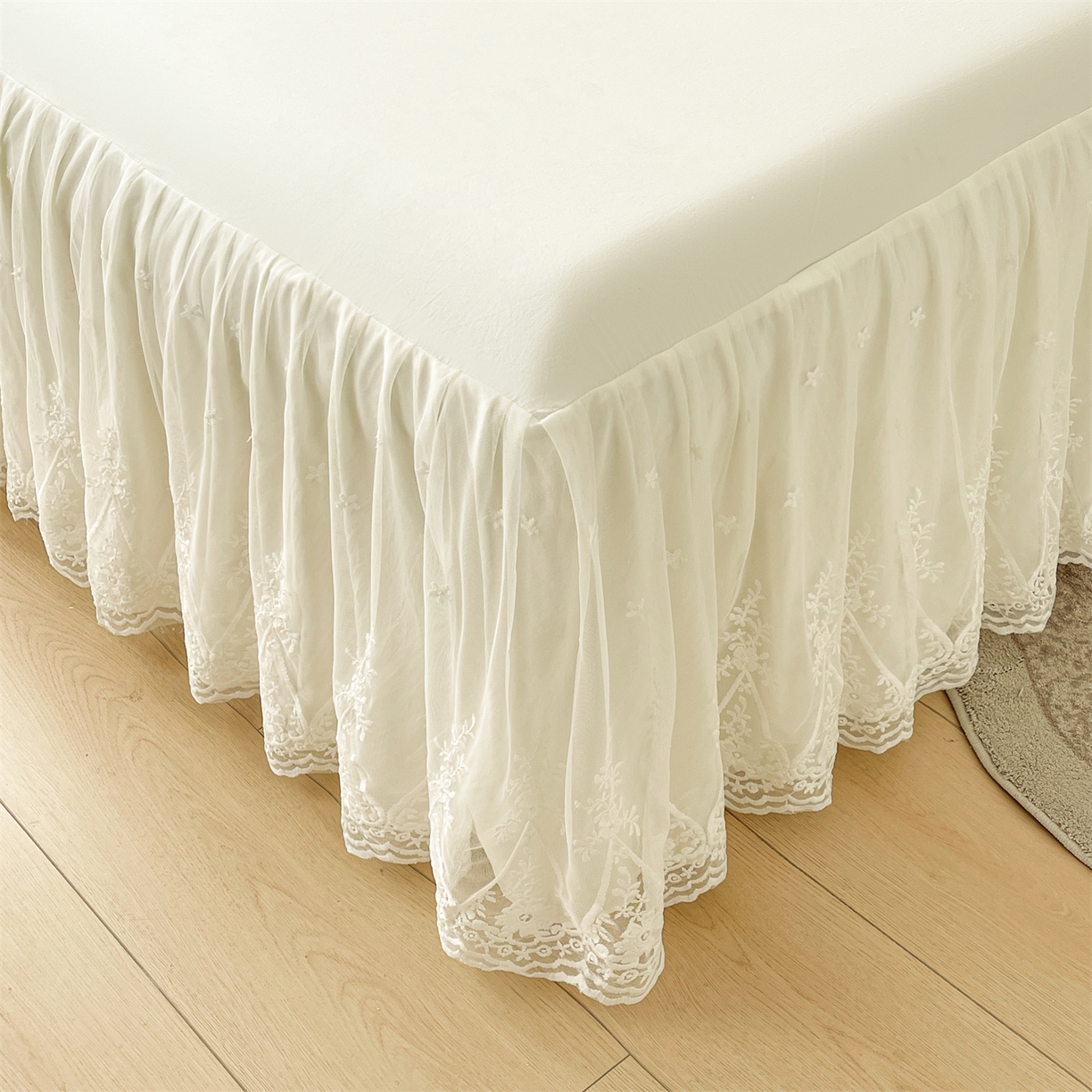 91家纺网 家纺一手货源 找家纺 好儿喜家纺 2025新款A类水洗棉花边床裙蕾丝床罩三件套-梦之香 梦之香-奶白