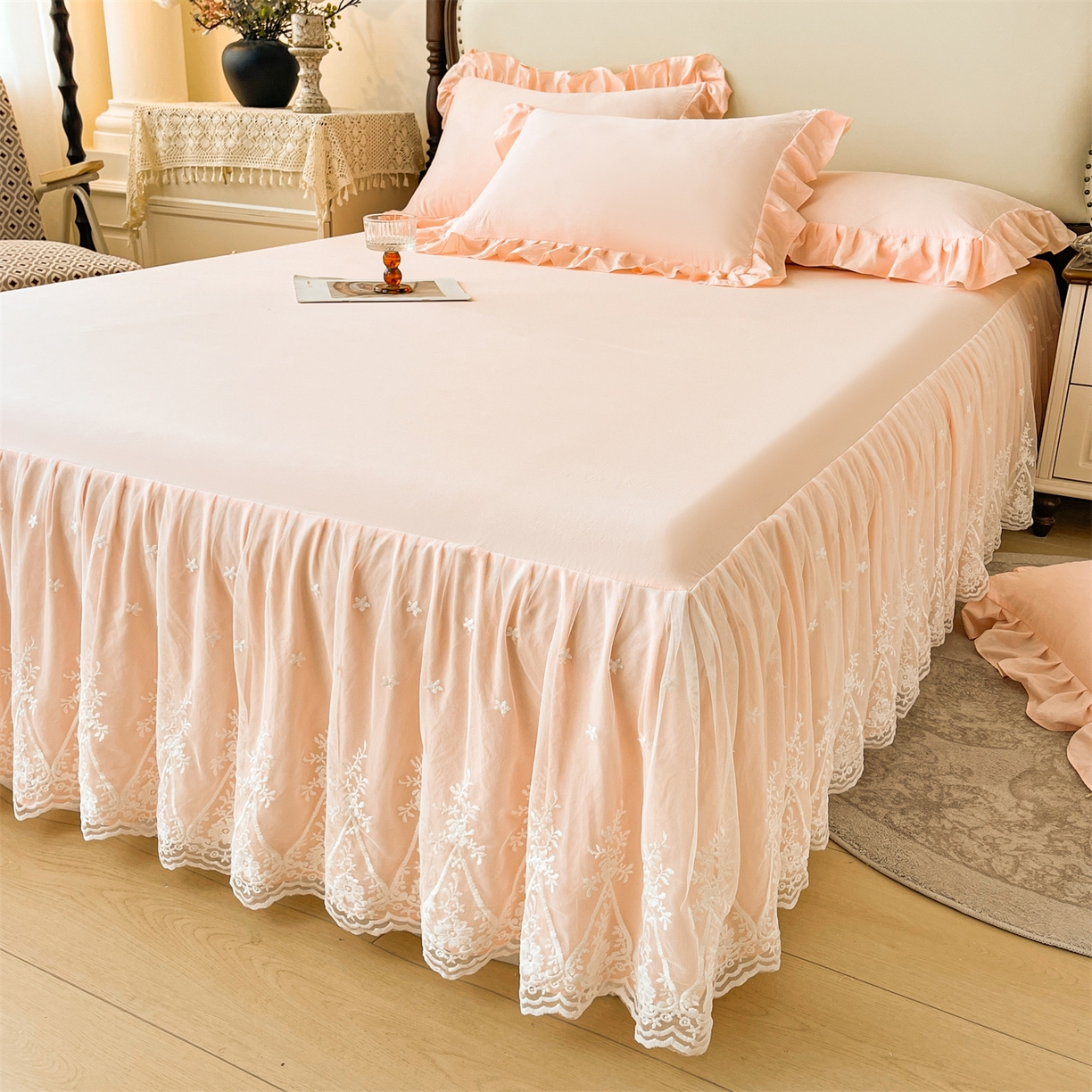 91家纺网 家纺一手货源 找家纺 好儿喜家纺 2025新款A类水洗棉花边床裙蕾丝床罩三件套-梦之香 梦之香-浅粉