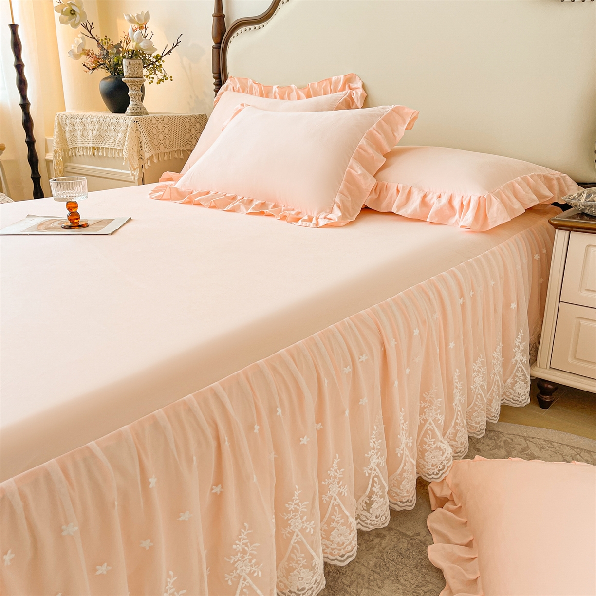 91家纺网 家纺一手货源 找家纺 好儿喜家纺 2025新款A类水洗棉花边床裙蕾丝床罩三件套-梦之香 梦之香-浅粉