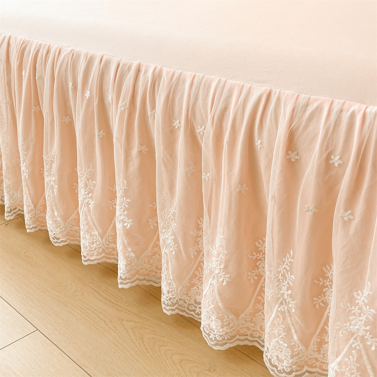 91家纺网 家纺一手货源 找家纺 好儿喜家纺 2025新款A类水洗棉花边床裙蕾丝床罩三件套-梦之香 梦之香-浅粉