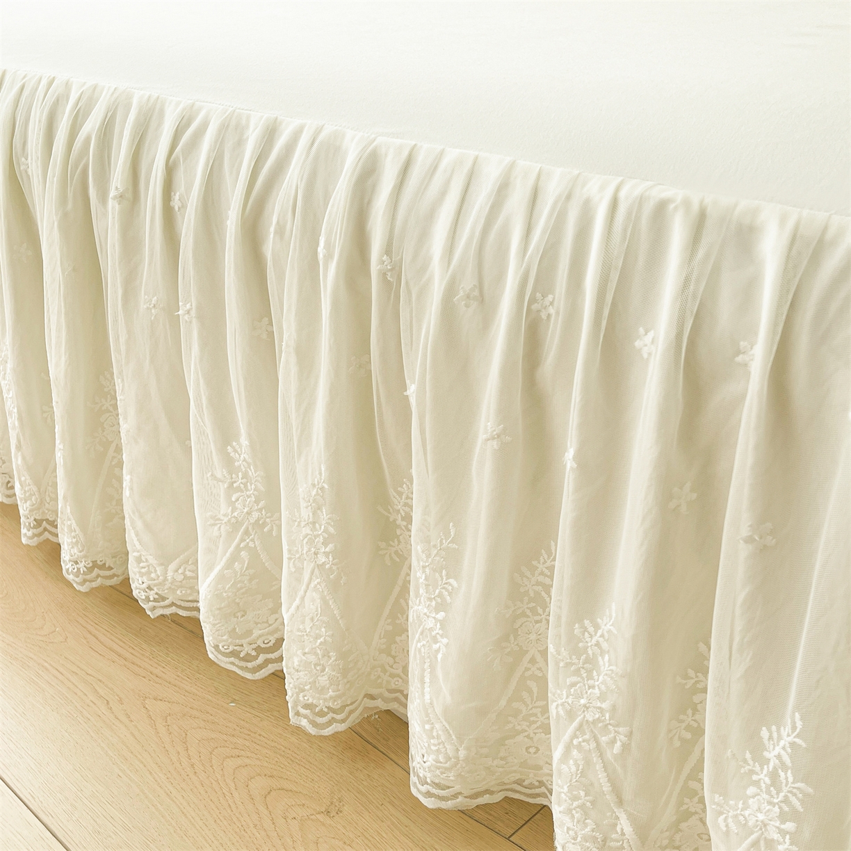 91家纺网 家纺一手货源 找家纺 （总）好儿喜家纺 2025新款A类水洗棉花边床裙蕾丝床罩三件套-梦之香