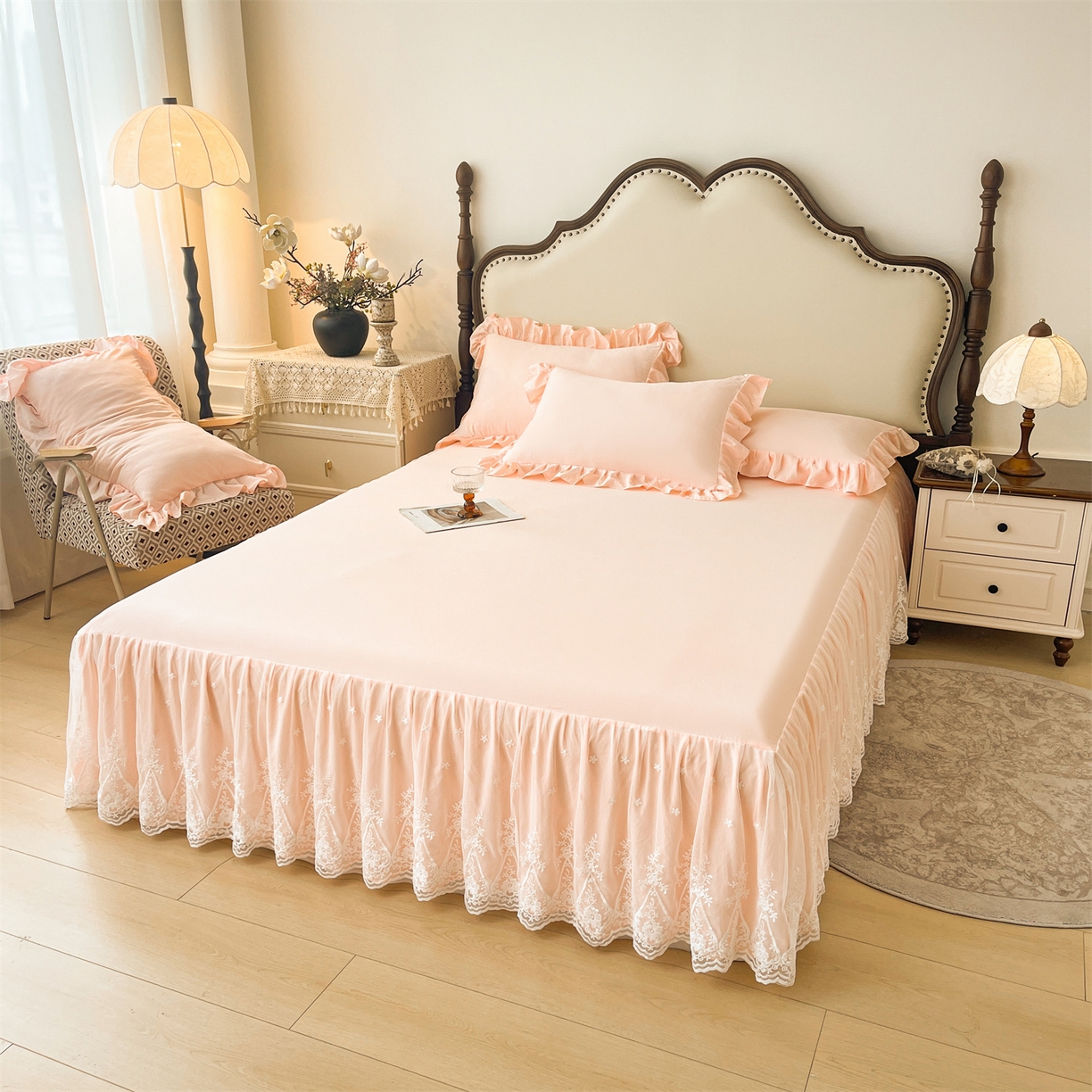 91家纺网 家纺一手货源 找家纺 好儿喜家纺 2025新款A类水洗棉花边床裙蕾丝床罩三件套-梦之香 梦之香-浅粉