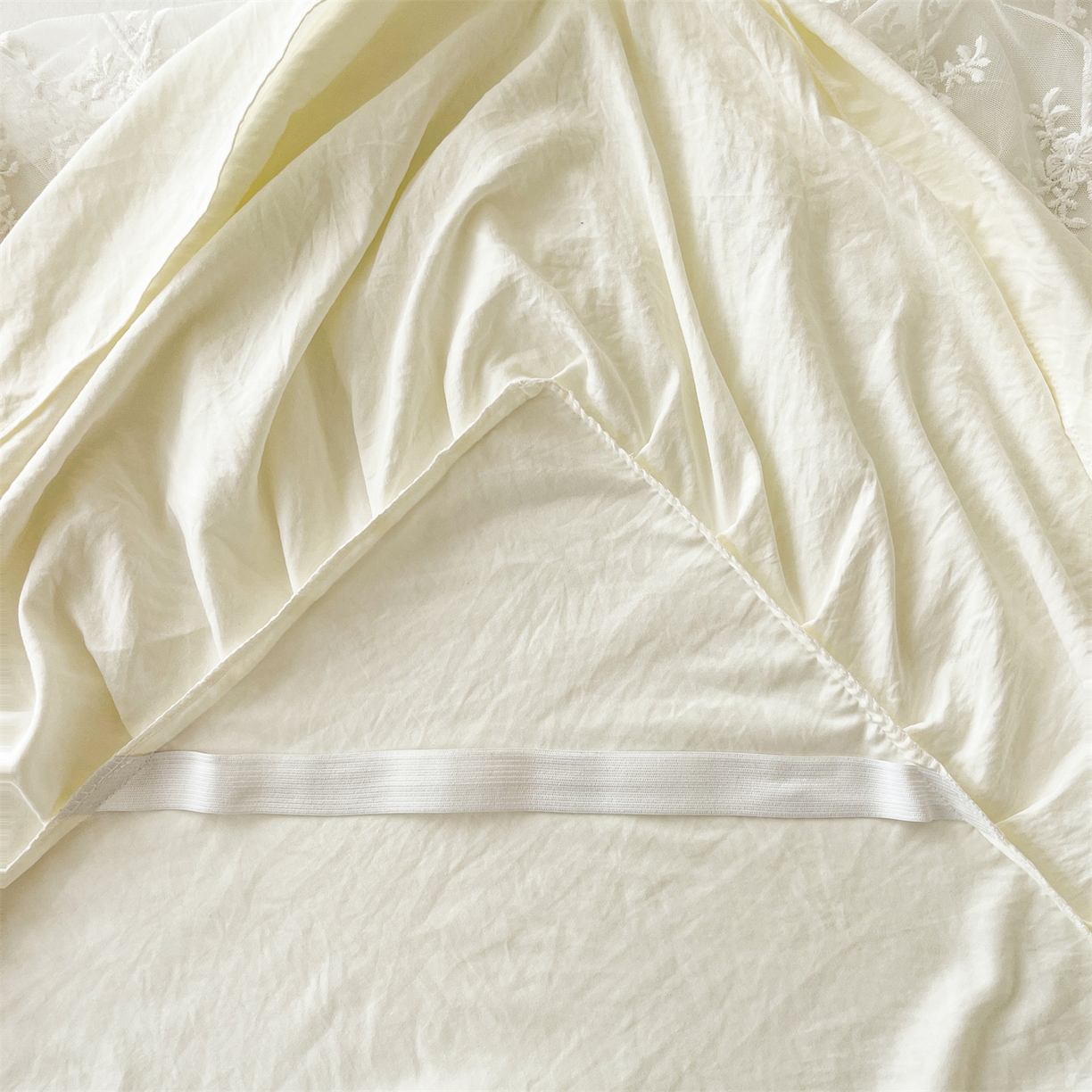 91家纺网 家纺一手货源 找家纺 好儿喜家纺 2025新款A类水洗棉花边床裙蕾丝床罩三件套-梦之香 梦之香-奶白